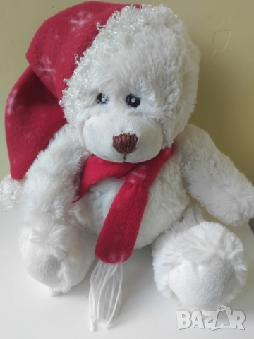 Мече с коледна шапка и шалче