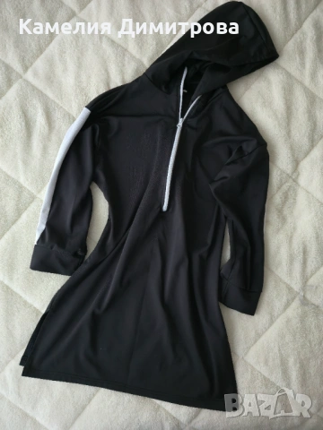 Спортна дамска туника с качулка – черна с бял цип