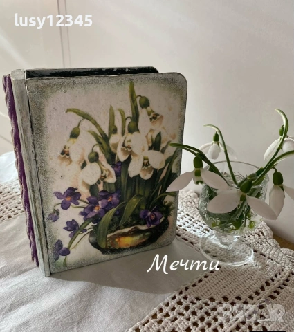 Кутия книга и свещник-Букет от кокичета и теменужки!