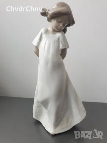 НАО ЛАДРО испанска порцеланова фигура на момиче в нощница/NAO Lladro статуетка 20см, снимка 1 - Колекции - 47208536