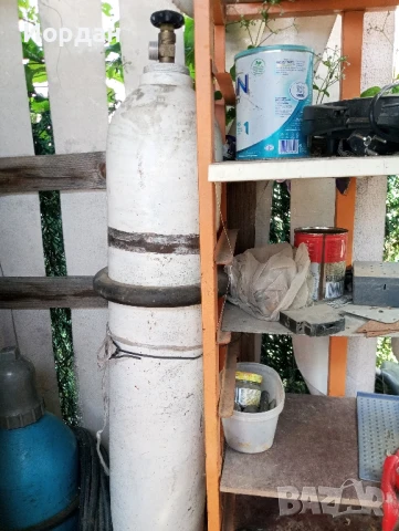 Кислородна и газова бутилка.