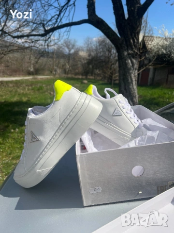 Обувки Guess, снимка 2 - Маратонки - 54131047