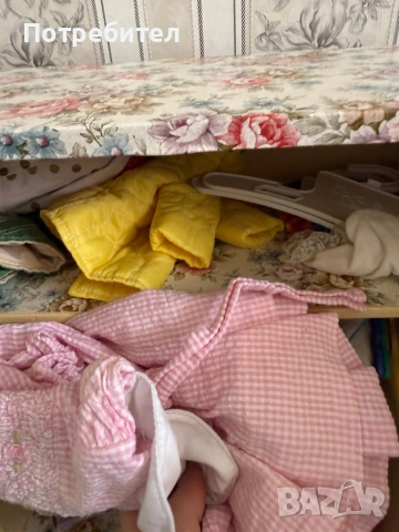 Гардероб за кукли дървен гардероб с дрехи и аксесоари за кукли , снимка 4 - Кукли - 54122473