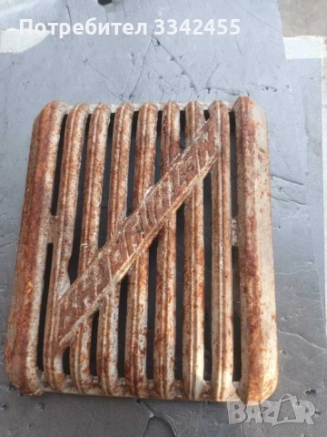 Стара,метална подложка за ютия