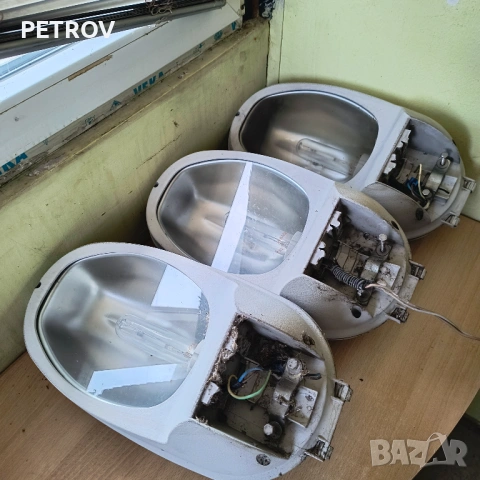 Продавам три броя осветителни тела за улица или двор