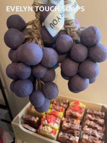 Сапун „Грозде“ – ръчно изработен с аромат на касис, снимка 6 - Козметика за тяло - 51370716