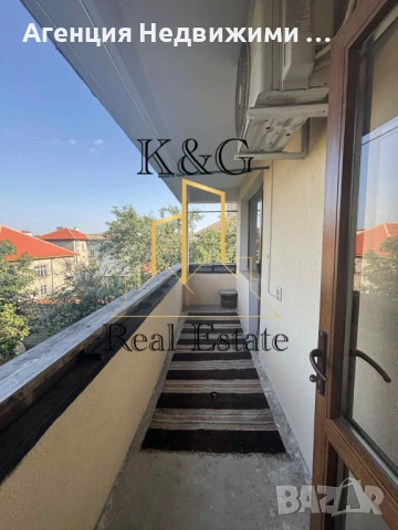 Двуетажна тухлена на плоча къща в с. Стражец, снимка 11 - Къщи - 50764351