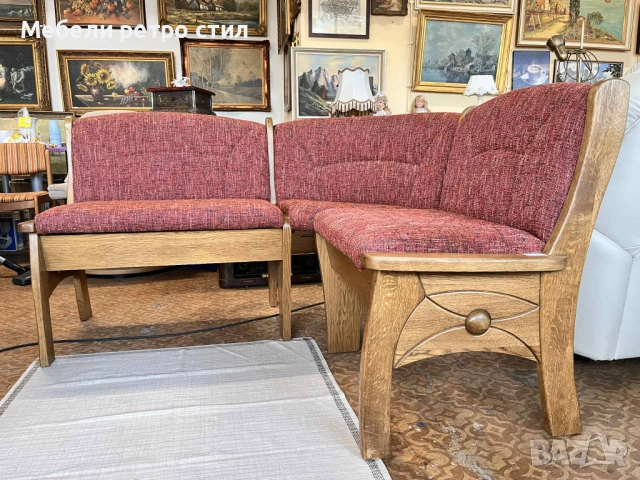 Красив кухненски ъгъл с два стола. С място за съхранение.