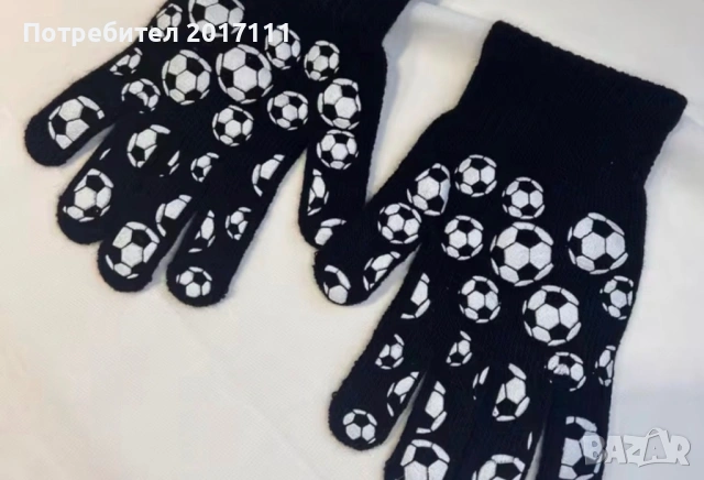 Детски ръкавици с футболни топки подходящи за малките футболни фенове.