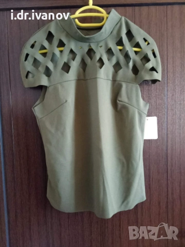 нова зелена еластична блуза с изрязани части