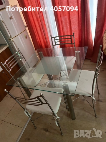 Продавам маса за хранене и четири стола.
