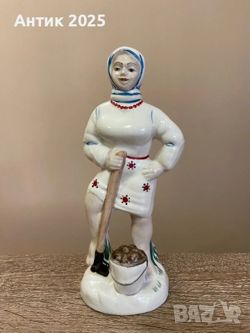 Винтидж порцеланова статуетка „Момиче с кофа“, СССР