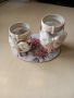 Декоративен комплект свещници или вазички от стъкло, с флорална текстилна декорация, с поставка.