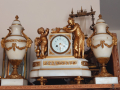 Френски каминен бронзов часовник+бронзови вази/материал-позлатен бронз,мрамор/, снимка 1 - Стенни часовници - 45074322