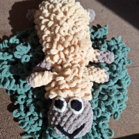 Ръчно плетена играчка овца, снимка 3 - Плюшени играчки - 45010648