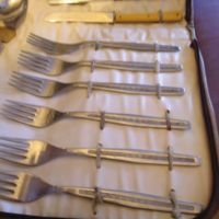 Велико Търново комплект прибори от соца в кожен калъф-по 6 вилици лъжици и ножове и ножче-19 прибора, снимка 2 - Прибори за хранене, готвене и сервиране - 45560927