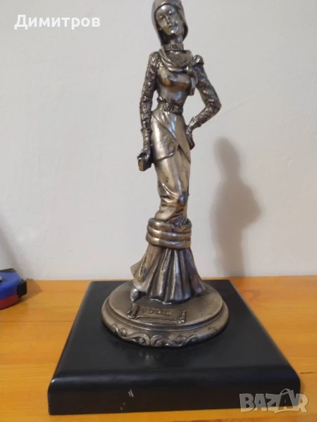 Статуетка пластика на млада дама , снимка 1