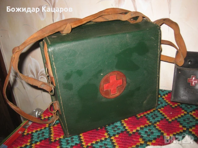 Стари санитарна чанта и аптечки. Цена 55 лева, общо. Пращам по Еконт., снимка 2 - Антикварни и старинни предмети - 49689732