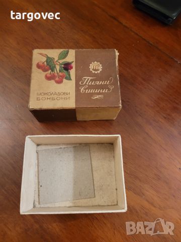 Старинна кутия от шоколадови бонбони пияни вишни 1959 година, снимка 1 - Антикварни и старинни предмети - 45521257