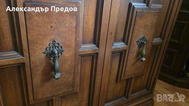 Старинен трапецовиден шкаф, снимка 2 - Антикварни и старинни предмети - 54270550