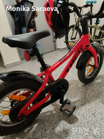 Детско Колело с помощни гуми и каска, снимка 2 - Велосипеди - 54005668