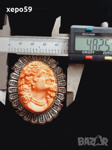 Прекрасен стар златен медальон с огромна коралова камея и 64 диаманта,злато 18к., снимка 3 - Колиета, медальони, синджири - 53961888