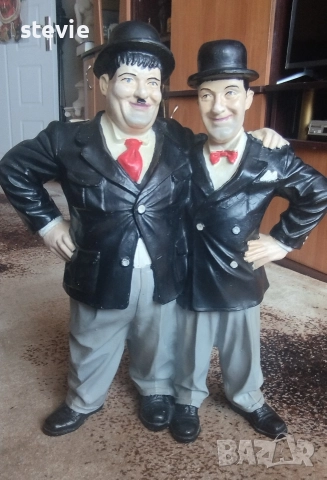 Градинска фигура на Лаурел и Харди