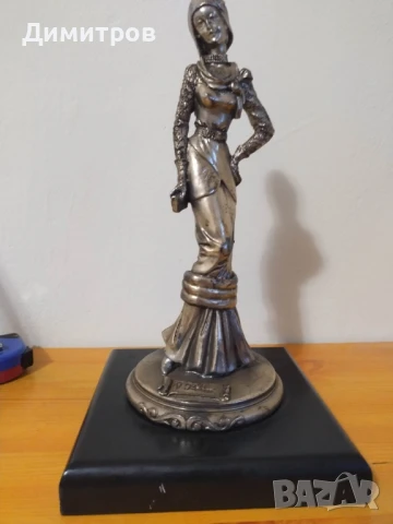 Статуетка пластика на млада дама 