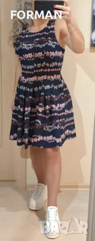 РАЗКОШНА тъмносиня кукленска рокля на розови цветчета