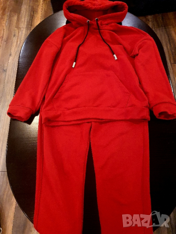 спортен червен костюм