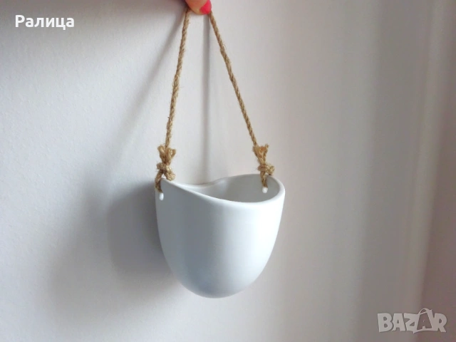 Нова бяла ваза за стена