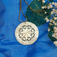 Антикварен пендатив от естествен седеф/ Mother of pearl /MOP, снимка 1 - Антикварни и старинни предмети - 45060216