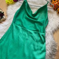 Зелена сатенена рокля с цепка, снимка 2 - Рокли - 45714097