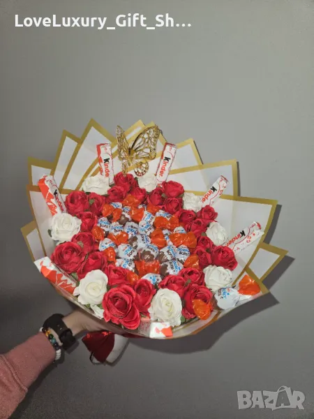 Букет от бонбони Kinder🍬 и изкуствени рози. 😍, снимка 1