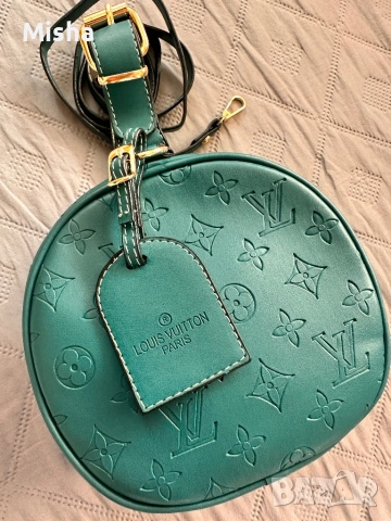 Малка кръгла чанта в тъмно синьо-зелен цвят с интересен дизайн