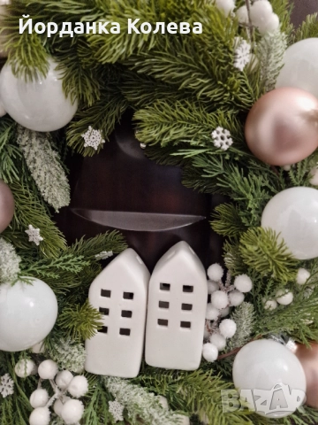 Коледен венец с бели къщички, снимка 2 - Коледни подаръци - 52424764