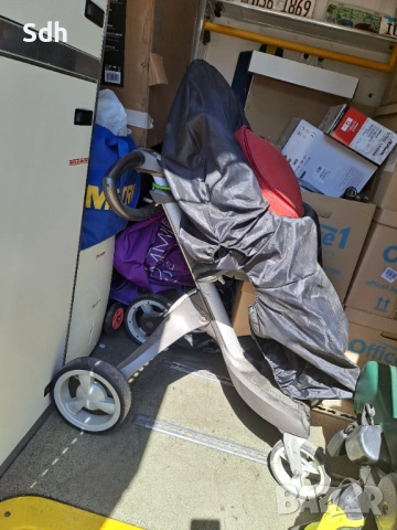 Продавам много играчки и неща за малко дете