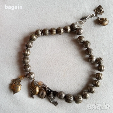 Старинна китайска броеница с амулети.