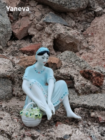 Vintage порцеланова статуетка на дама с кошница в седнала поза, снимка 3 - Статуетки - 51912759