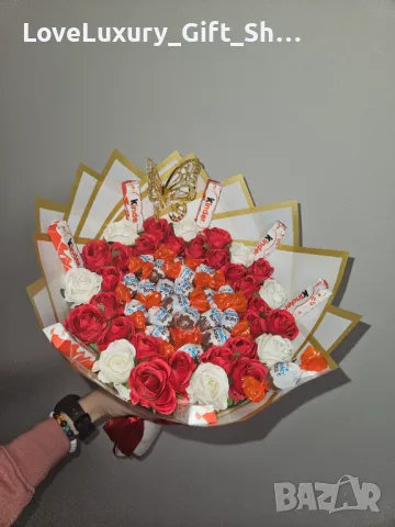 Букет от бонбони Kinder🍬 и изкуствени рози. 😍, снимка 1