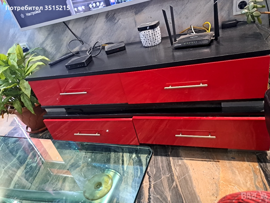 Гланциран шкаф, снимка 1