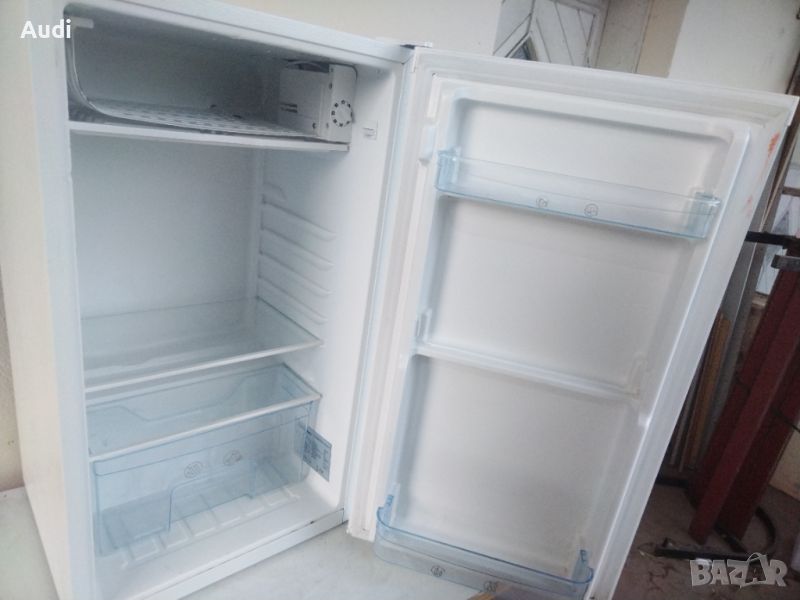Хладилник с малък фризер  POCO LINE с обем 85 литра. Компресора си е работещ, трябва да се да зареди, снимка 1