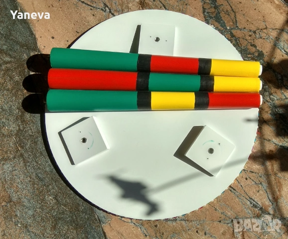 Детски, сгъваеми маси с ръчно рисувани цветни крака. 