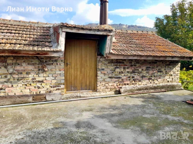 Къща с двор в с. Разделна