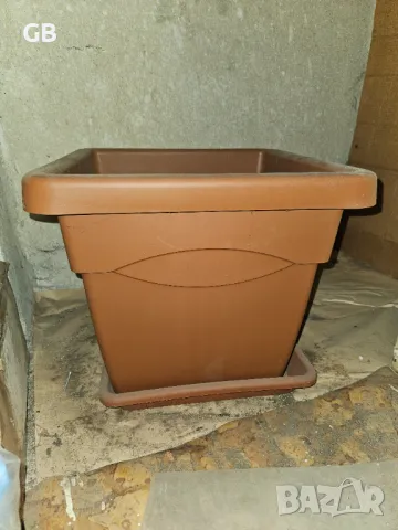 Големи саксии - квадратна и кръгла