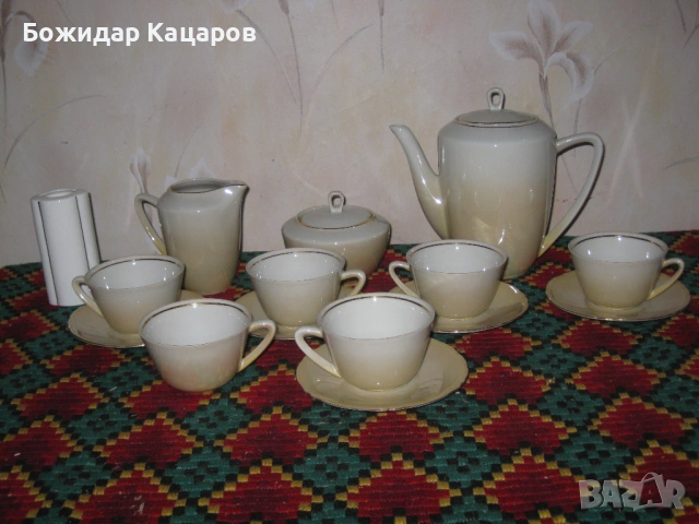 Сервиз за кафе,с перлен ефект, маркиран. Цена 9 Евро. Подарък - вазичка. Пращам по куриер.