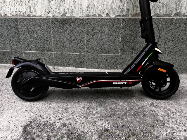 Електрическа тротинетка Ducati Pro 3, снимка 3 - Велосипеди - 52278705