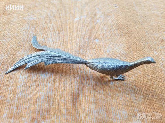 Посребрена пластика статуетка паун