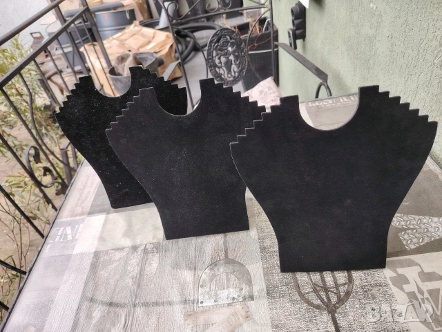 Стойки, бюстиета за бижута