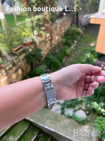 Сребрист дамски часовник с блестящи камъчета около циферблата ❤️, снимка 4 - Дамски - 52413641